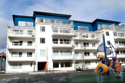 Håndløper i eik med endebøy mot veggen
